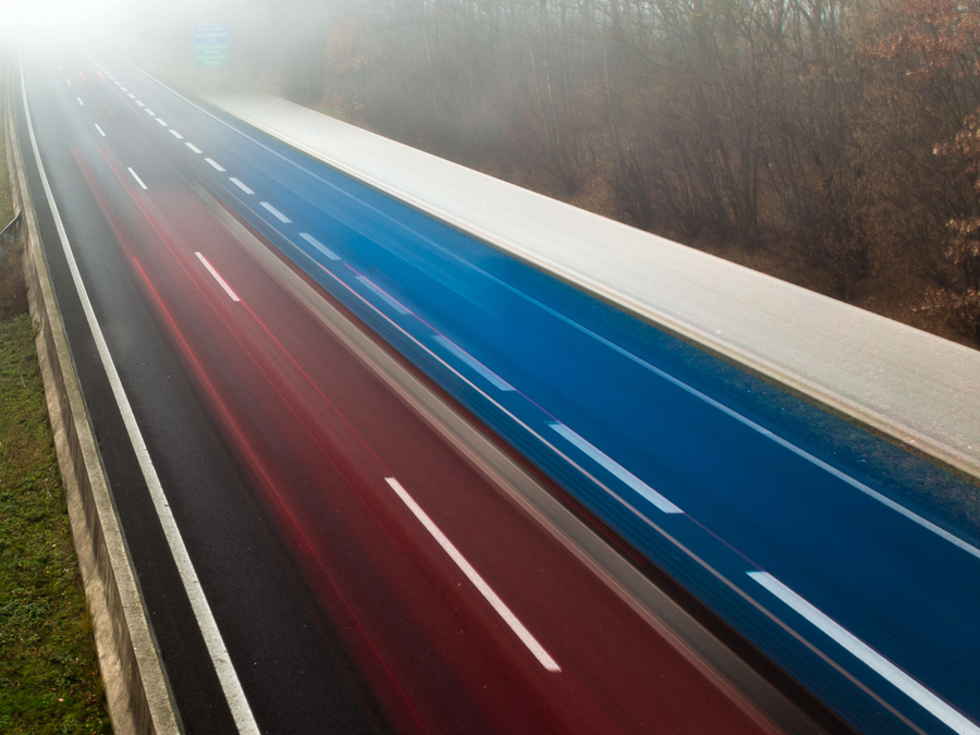 Verschwommene rote und blaue Streifen auf Straße