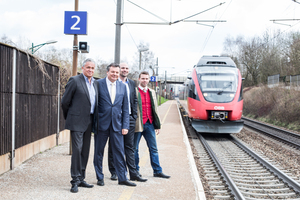 Mag. Günther Steinkellner posiert vor einfahrenden Zug (Quelle: FPÖ Oberösterreich)