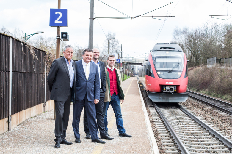 Mag. Günther Steinkellner posiert vor einfahrenden Zug